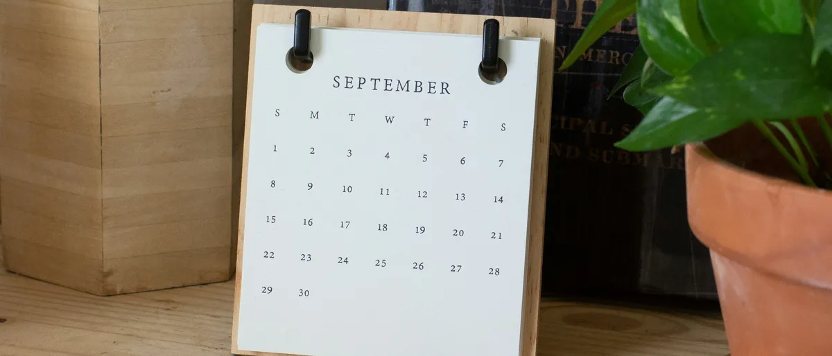 A desk calendar and notebook used for year-end planning